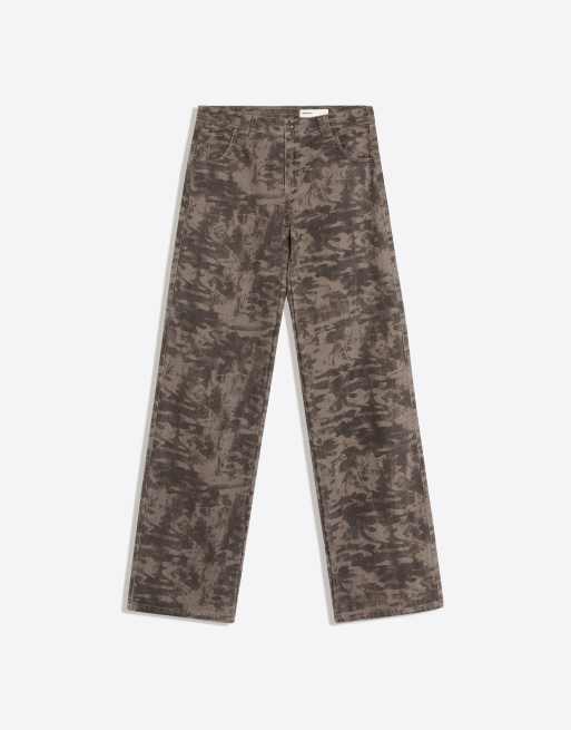 Bershka bedruckte Hose mit bestickter Tasche und Nieten in Braun, 6 von 6