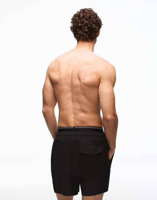 Bershka – Bedruckte, kastige Badehose in Schwarz mit doppeltem Taillenbund, 2 von 4
