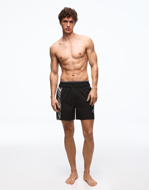 Bershka – Bedruckte, kastige Badehose in Schwarz mit doppeltem Taillenbund, 3 von 4