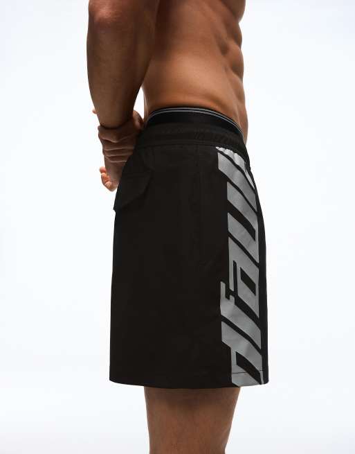 Bershka – Bedruckte, kastige Badehose in Schwarz mit doppeltem Taillenbund, 4 von 4