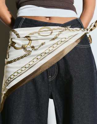 Bershka - Bedrucktes Halstuch aus Satin in Beige-Neutral