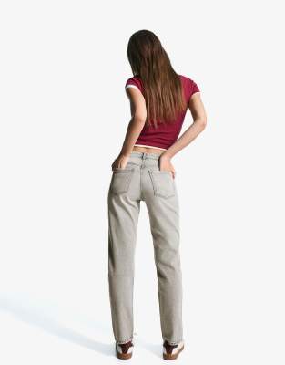 Bershka - Bequeme Mom-Jeans in Hellgrau mit hohem Bund