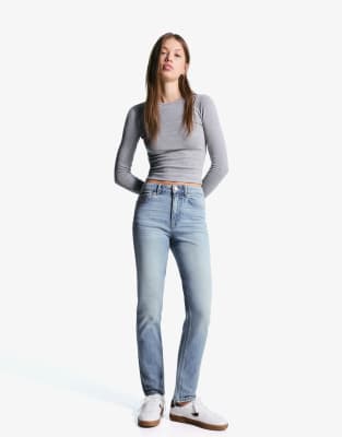 Bershka - Bequeme Mom-Jeans in Mittelblau mit hohem Bund