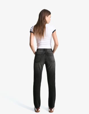 Bershka - Bequeme Mom-Jeans in Schwarz mit hohem Bund