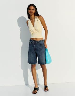 Bershka - Bermuda en jean à taille croisée - Bleu jean