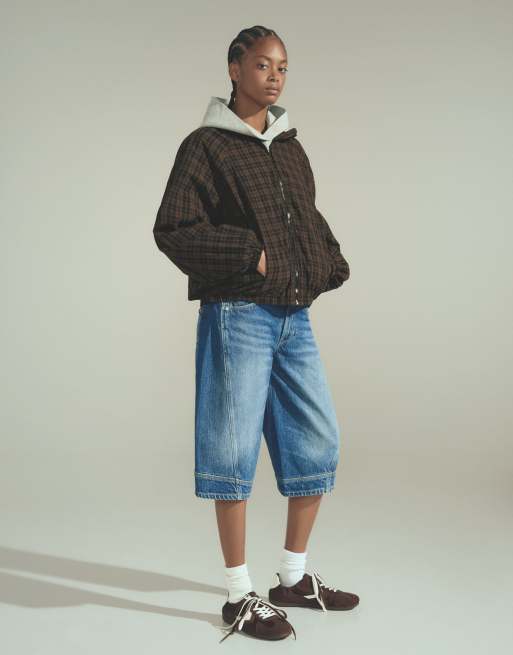 Bershka bermuda jort in denim con dettaglio cucitura in blu medio, 1 di 6