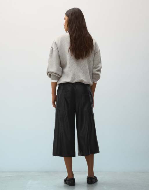 Bershka bermuda met leerlook en dubbele knoopsluiting in zwart, 3 van 5