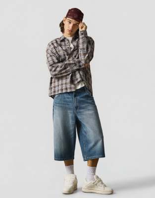 Bershka - Bermuda ultra-baggy en jean - Bleu moyen
