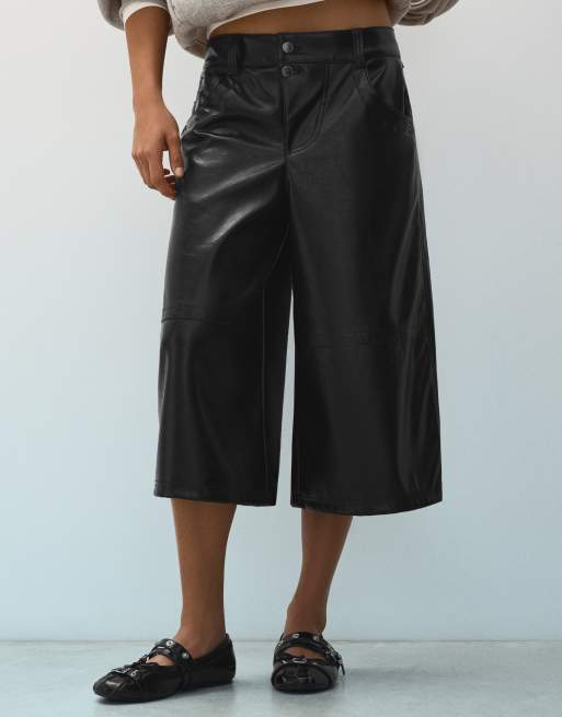 Bershka bermudashorts i læderlook med dobbelt knaplukning i sort, 4 af 5