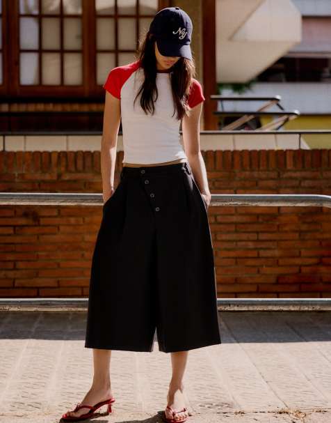 Bershka Bermudashorts mit Knopfleiste und Wickeloptik in Schwarz - view 1