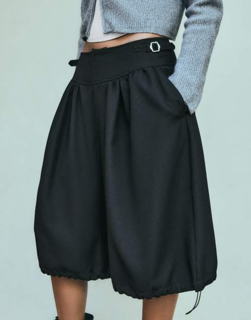 Bershka Bermudashorts mit Schnallen in Schwarz, 4 von 5