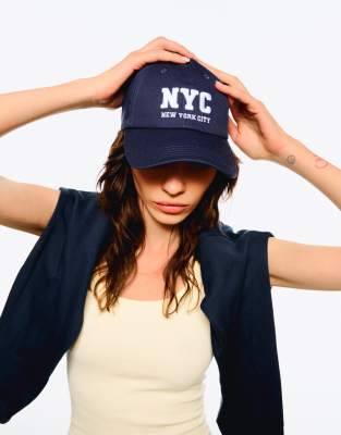 Bershka - Bestickte Kappe in Blau-Marineblau