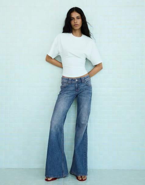 Bershka bestickte Low-Rise Flared Jeans in Mittelblau - view 1