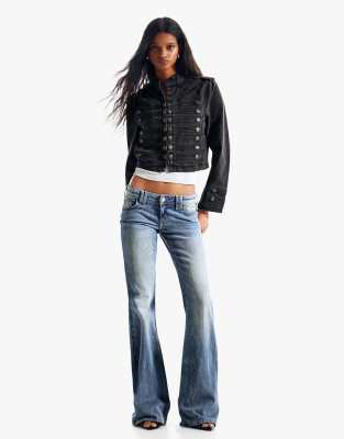 Bershka - Bestickte Schlagjeans in Hellblau mit niedrigem Bund