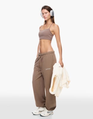 Bershka - Bestickte, weiche Jogginghose in Braun-Neutral