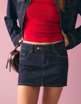 Bershka - Bestickter Mini-Jeansrock in Blau-Marineblau