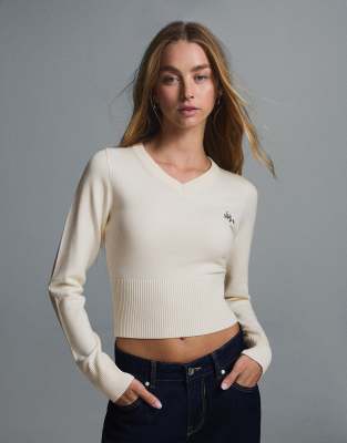 Bershka – Bestickter Pullover in Ecru mit V-Ausschnitt