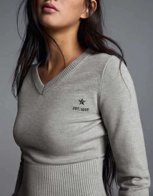 Bershka bestickter Pullover mit V-Ausschnitt in Grau, 2 von 5