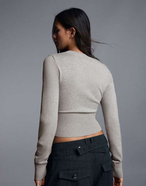 Bershka bestickter Pullover mit V-Ausschnitt in Grau, 3 von 5