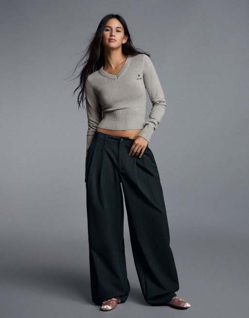 Bershka bestickter Pullover mit V-Ausschnitt in Grau, 4 von 5