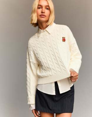 Bershka - Bestickter Zopfmusterpullover in Ecru-Weiß
