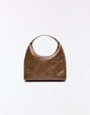 Bershka - Beuteltasche in brauner Lederoptik mit Nietenbesatz-Brown