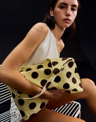 Bershka - Beuteltasche in Gelb mit Polka Dots