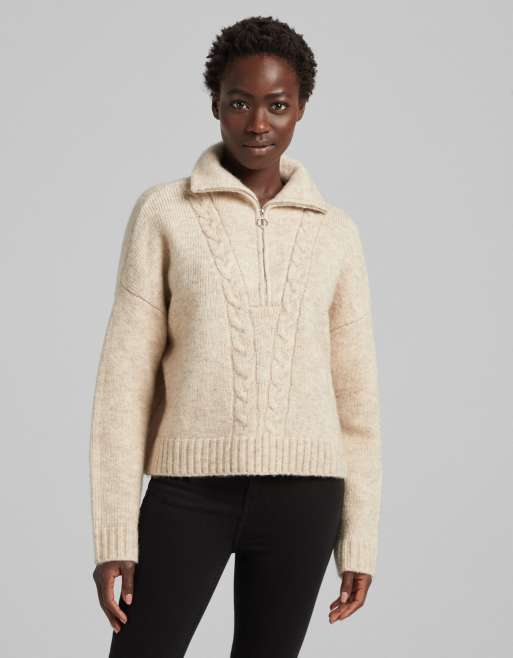 Bershka – Beżowy sweter z warkoczowym splotem i krótkim zamkiem