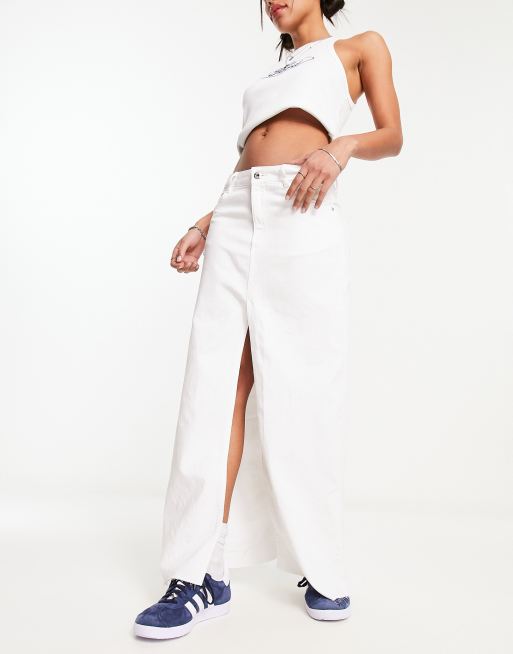 Bershka – Biała jeansowa spódnica midi z rozcięciem z przodu