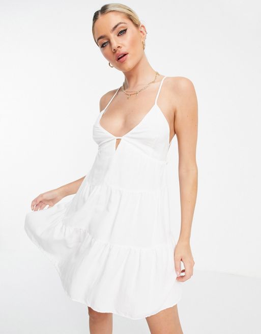 Bershka – Biała warstwowa sukienka letnia w stylu babydoll z odkrytymi  plecami | ASOS