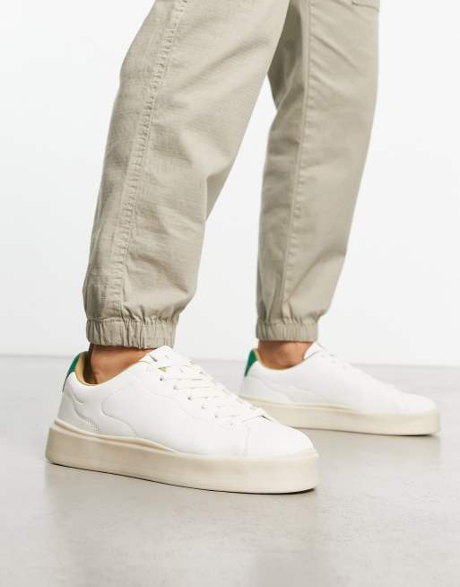Bershka – Białe buty sportowe z zieloną naszywką w stylu retro z tyłu 
