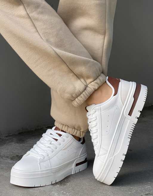 Bershka – Biało-brązowe buty sportowe na grubej podeszwie z kontrastową wstawką