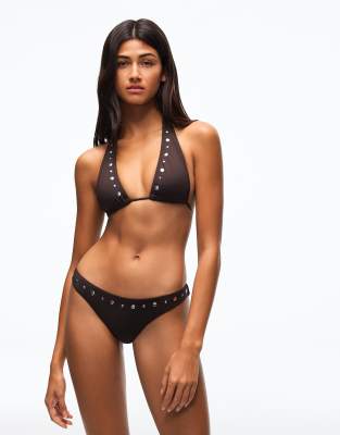 Bershka - Bikinioberteil in Braun mit Nietenbesatz-Brown