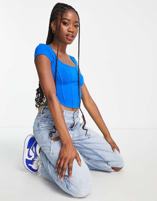 Bershka - Blå crop-T-shirt med struktur i korset-design