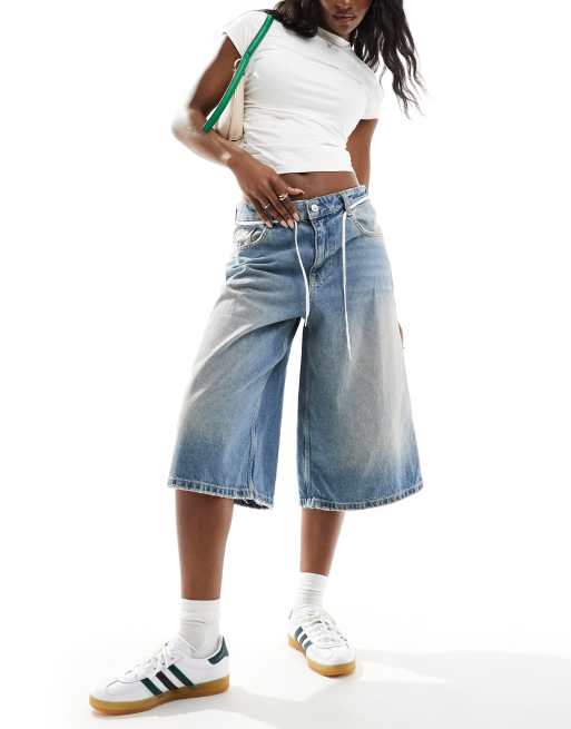 Bershka – Blå långa jeansshorts i baggystil med ljus tvätt
