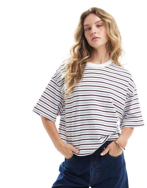 Bershka - Blå og bordeauxrød T-shirt med striber og firkantet samt oversized pasform