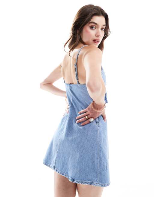 Bershka – Blåtvättad miniklänning i denim med knytning framtill, 2 av 4