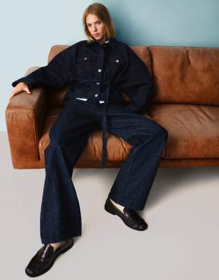 Bershka - Blaue Jeans mit Strukturmuster, geradem Schnitt und weitem Bein-Marineblau