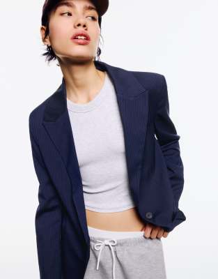 Bershka - Blazer in Blau mit Knöpfen-Marineblau