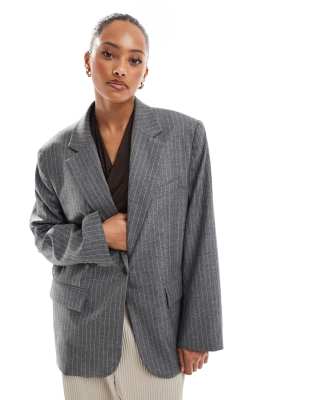 Bershka - Blazer in gestreiftem Grau mit Super-Oversize-Schnitt