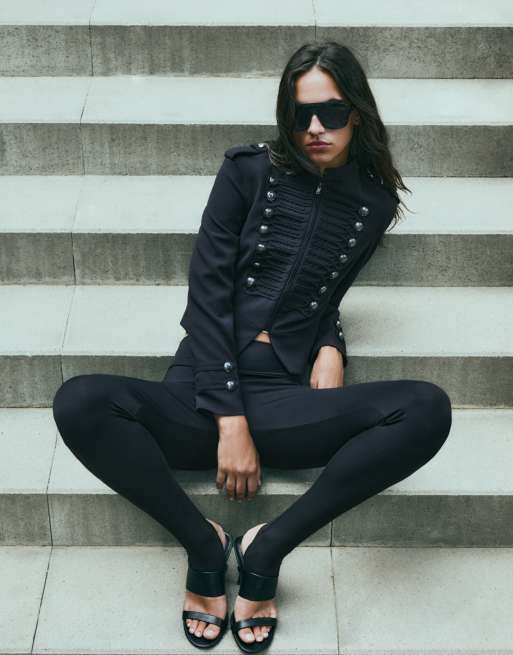 Bershka Blazer mit Knopfdetail in Schwarz, 2 von 5