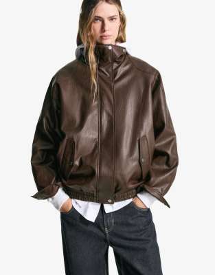 Bershka - Blazer oversize en imitation cuir - Marron