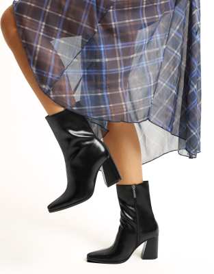  Block heel ankle boots 
