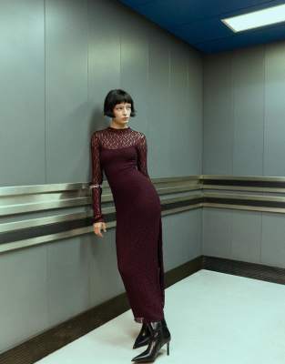 Bershka - Blonde - Langärmliges Midikleid aus Spitze in Burgunderrot