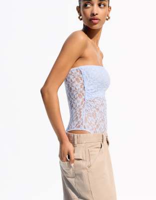 Bershka - Blonde - Trägerloser Body aus Spitze in Hellblau
