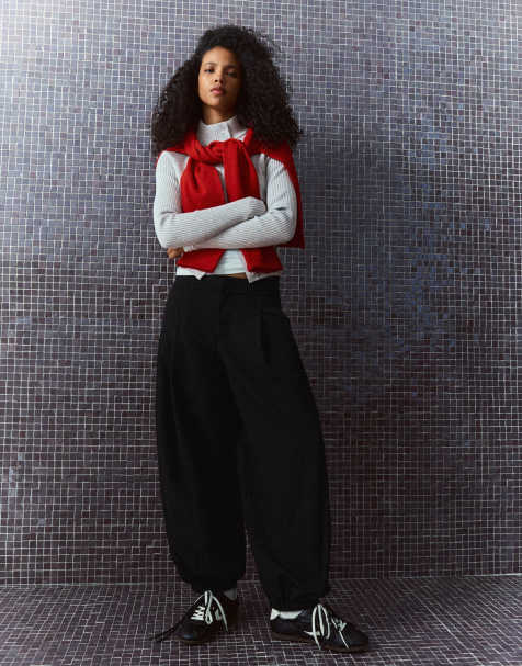 Bershka bloomerbyxor i svart - view 1
