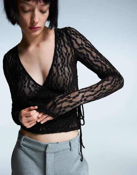 Bershka - Blusa nera in pizzo con scollo a V e laccetti laterali - view 1