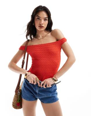 Bershka - Body in Rot mit Bardot-Ausschnitt und Knitterstruktur