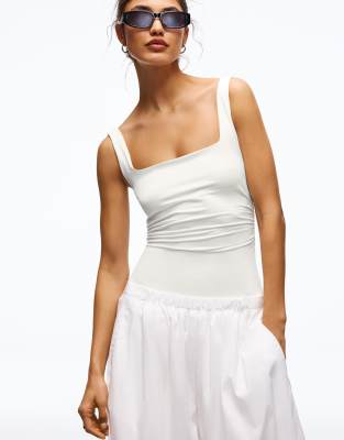 Bershka - Body in Weiß mit eckigem Ausschnitt und Riemchenträgern