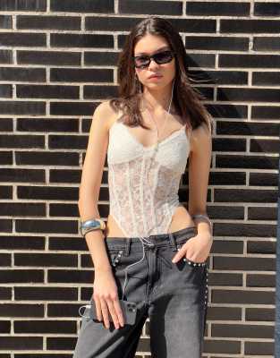 Bershka - Body in Weiß mit schmalen Trägern und Spitzenbesatz